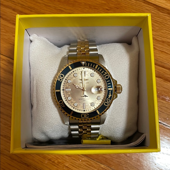 Invicta Pro Diver Mens Watch Model 30617 (Like New) - Picture 10 of 11